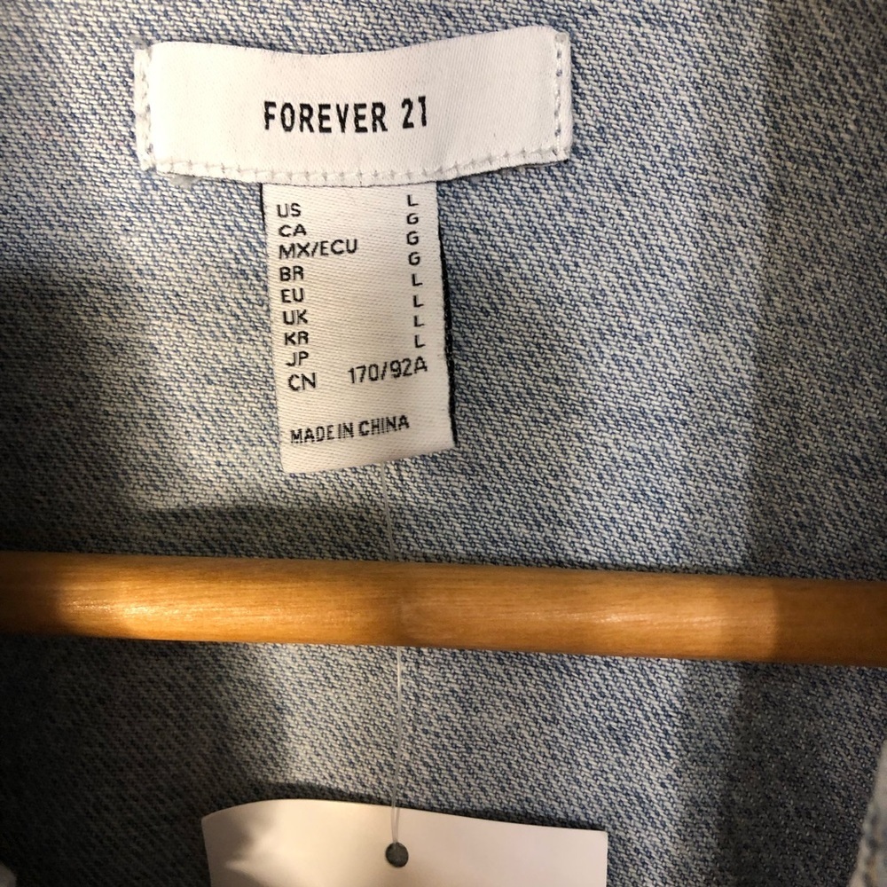 Forever 21 Jean Trucker Jacket Sz L NWT Lightwash Relaxed Casual Denim Classic - Picture 5 of 10